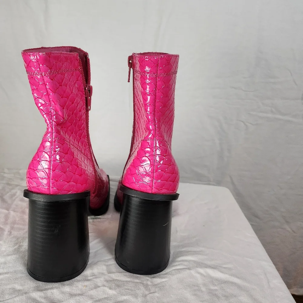 Daisy Street Exclusive heeled boots in pink croc - Picture 7 of 8
